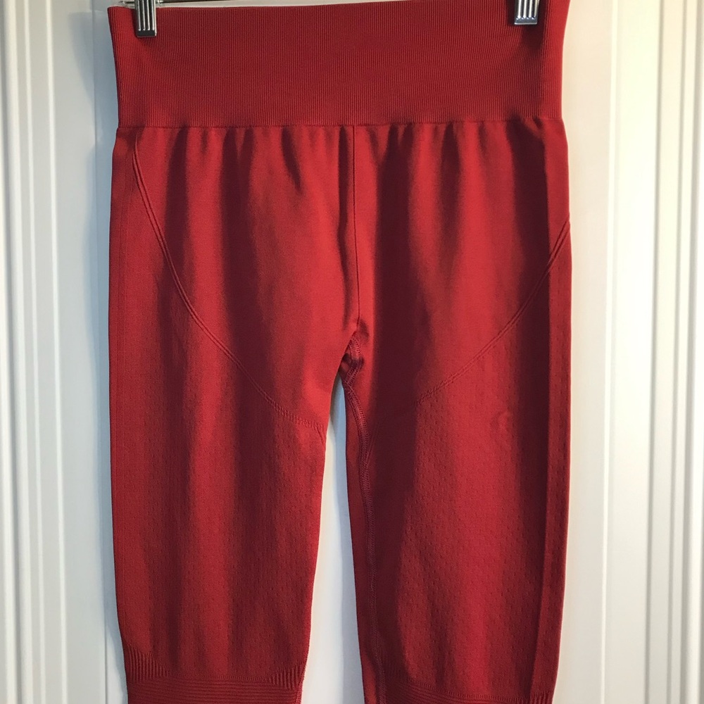 Carbon38 Brand Women’s M/L solid dark red leggings tights in EUC - Picture 3 of 7